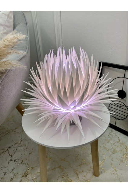Designová, ručně vyráběná lampička na noční stolek