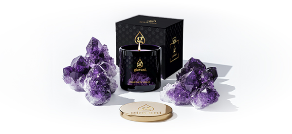 Eine Kerze, die nach Parfüm riecht OBSESSION VIOLET
