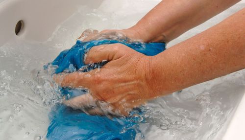 Handwäsche von Kleidung