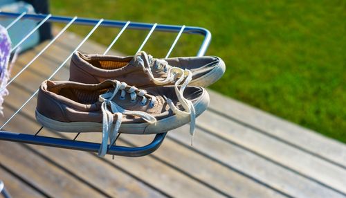 Wie man Turnschuhe richtig trocknet