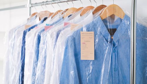 Nettoyage professionnel pour enlever le chewing-gum des vêtements