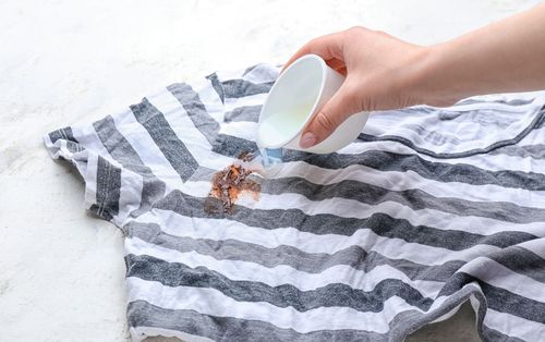 Nettoyage avec des détergents doux pour enlever les taches de maquillage