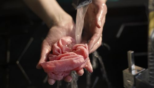 A ruhák vízzel történő öblítése a vér eltávolításakor