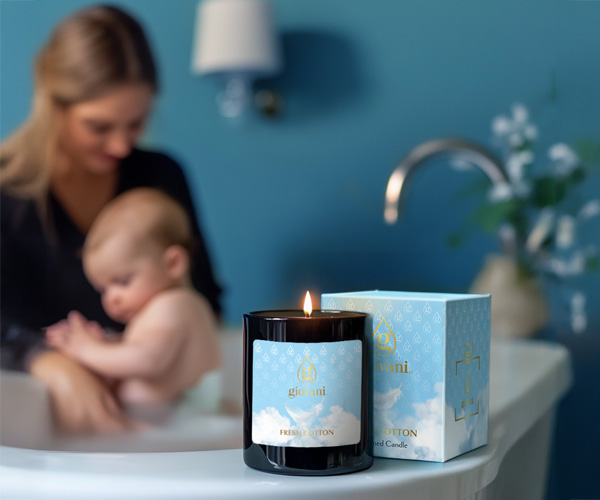 Aromatinė žvakė FRESH COTTON su kvepalų esencija