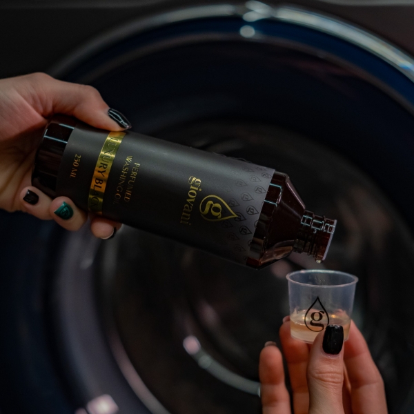 Giovani LUXURY BLACK Svaigs mīkstinātājs