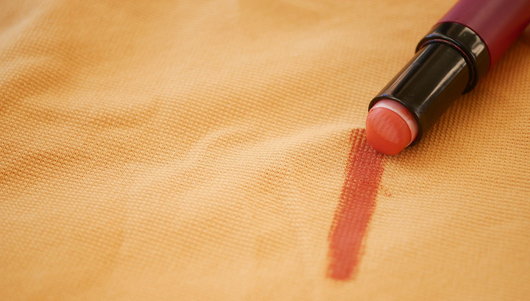 Cómo eliminar las manchas de maquillaje de la ropa