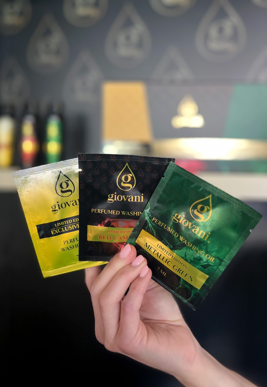 Giovani próbki perfumowanego płynu do płukania tkanin