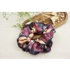 Saténová gumička do vlasov 13 cm Slivkové listy scrunchie gituskovo