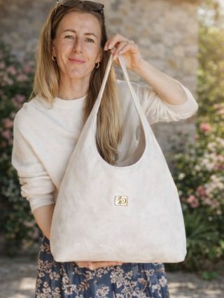 Jemné línie, čistý dizajn a nekonečné pohodlie ✨ Krémová Hobobag je presne taká 🤍 . V tomto období si to už žiada...