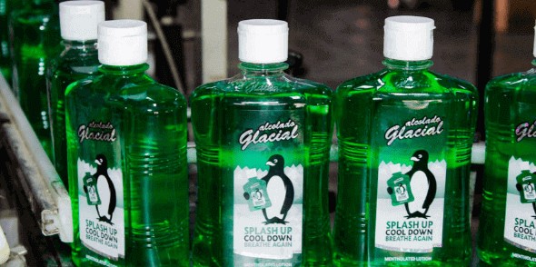Lahve Alcolado Glacial na výrobní lince