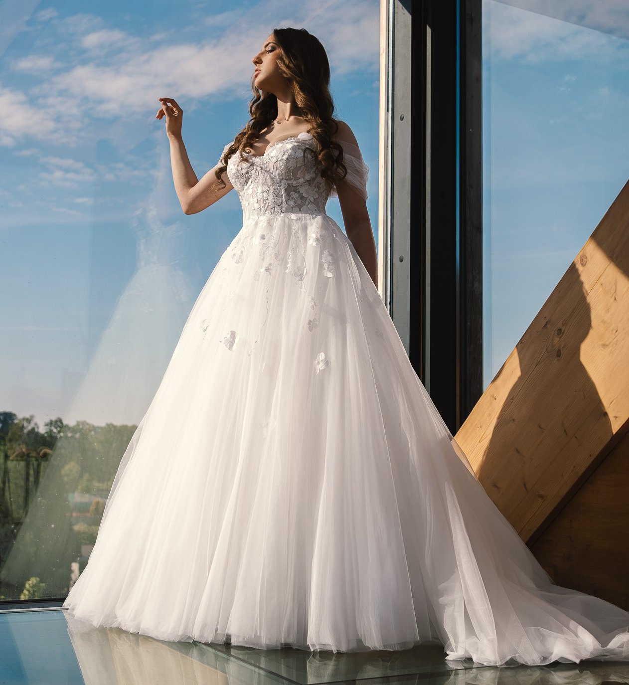 Kdy začít s výběrem svatebních šatů – a proč ten správný okamžik není pro každou stejný?