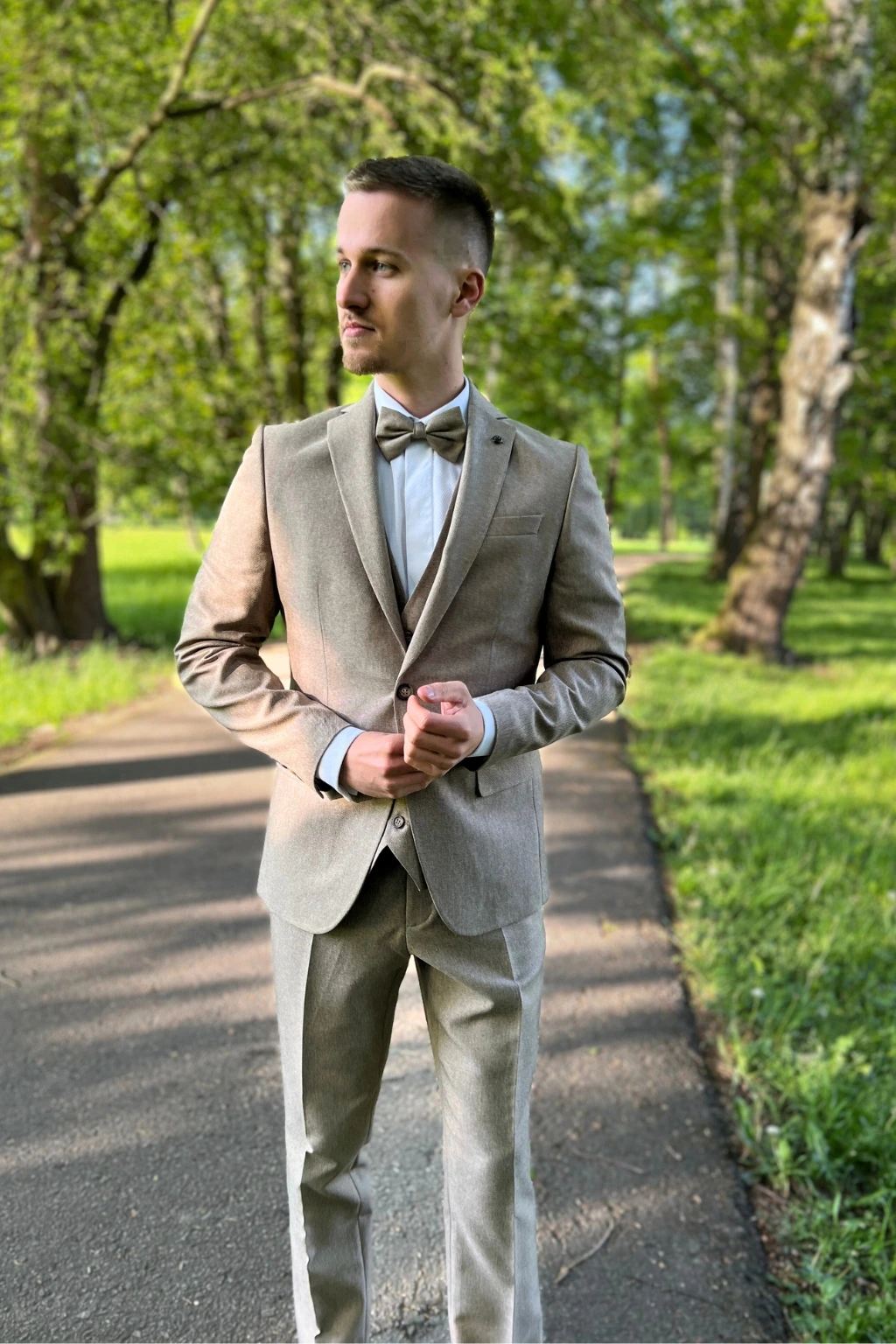 pansky-oblek-svatebni-oblek-svetle-hnedy-set-sako-kalhoty-motylek-vesta