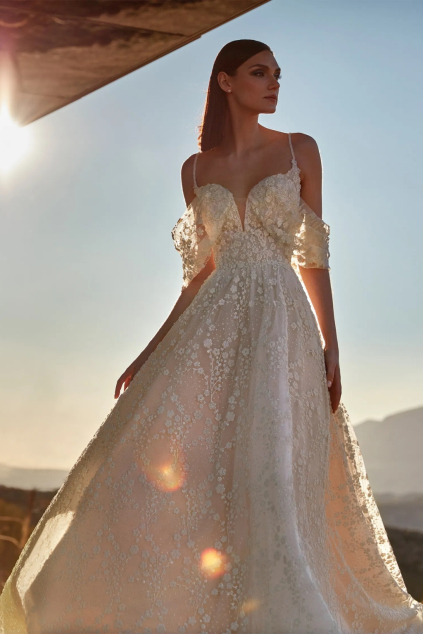 svatebni saty rosegold kolekce pronovias privee 2024 etericke tylove spadle rukavy drobne kvetove zdobeni 3