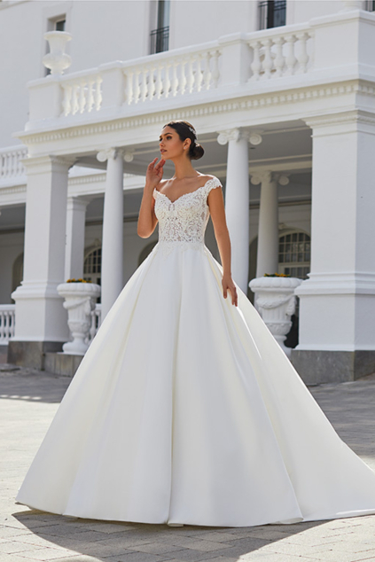svatebni saty faye kolekce pronovias objemna mikadova sukne krajkovy zivutek spadla ramena jemny vystrih 1