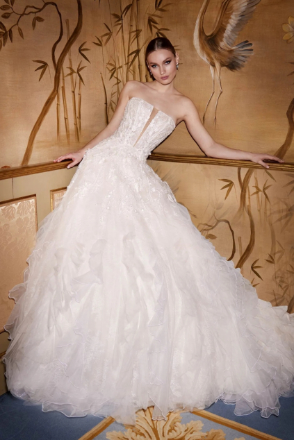 svatebni saty cleide kolekce pronovias 2026 objemna tylova sukne s volany vypasovany korzet s koralky a hluboky vystrih