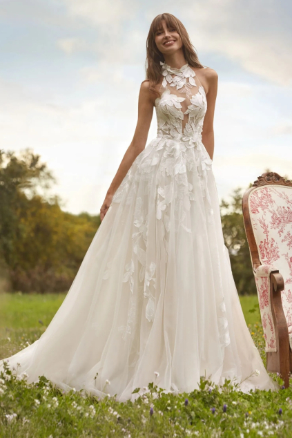 svatebni saty jaelle kolekce nicole milano by pronovias 2026 objemna tylova sukne s krajkou korzet polopruhledny s kvety bez rukavu