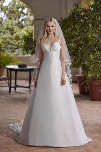 svatebni saty alitzel kolekce white one 2026 s objemnou lesklou sukni a narasenym vystrihem jednoduche hladke