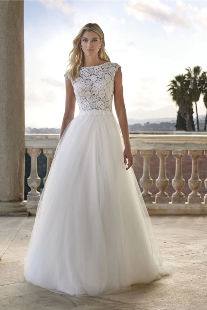 svatebni saty meirav kolekce pronovias 2026 objemna tylova sukne zivutek z krajky zahalena ramena i vystrih