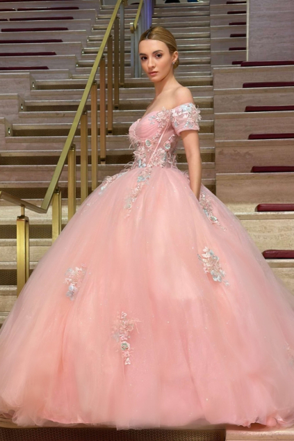 svetle ruzove spolecenske maturitni saty objemna tylova sukne pro princeznu krajkove vysivky romanticke spadla ramena