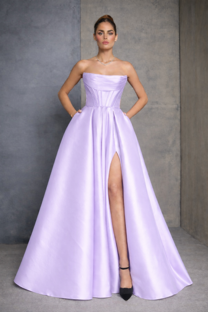 Žena v levandulových šatech