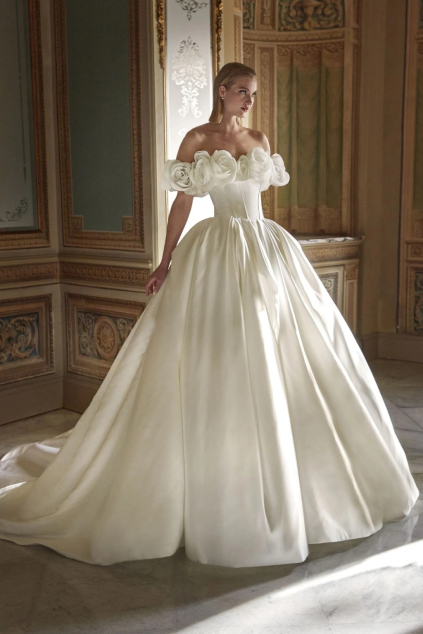 Svatební šaty Evarly z hladkého saténu exkluzivní kolekce Pronovias privée 2026