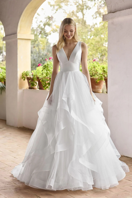 svatebni saty nostrand kolekce white one 2026 objemna tylova sukne s volany hladky zivutek siroka raminka hluboky vystrih