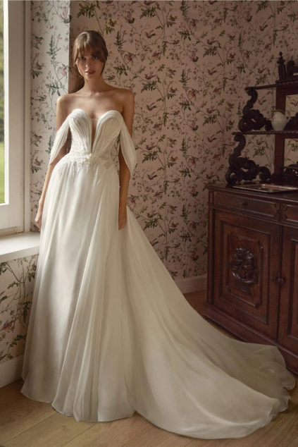 svatebni saty cristia kolekce nicole milano by pronovias 2026 romanticka tylova sukne zivutek s krajkou hlubokym vystrihem a spadlymi rukavy