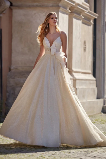 svatebni spolecenske saty keren kolekce nicole milano zlate trpytive princeznovske uzka raminka masle v pase