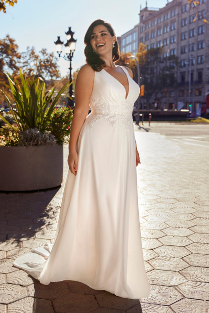 svatebni saty dazzling kolekce white one 2023 sifonove bez rukavu krajkovy pas hluboky vystrih raseny 2