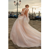 jemne svetle ruzove svatebni spolecenske saty lustre kolekce nicole milano 2024 velka princeznovska sukne odnimatelny rukav odhalena zada
