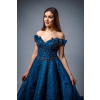 kralovsky modre spolecenske maturitni saty dlouhe tylova sukne trpytiva vysivka koralky hvezdicky spadla ramena 1