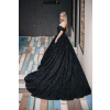 spolecenske maturitni saty cerne objemna sukne vlecka spadla ramena koralkova vysivka kvetinovy vzor