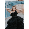 cerne spolecenske maturitni saty s objemnou sukni s volany na jedno rameno