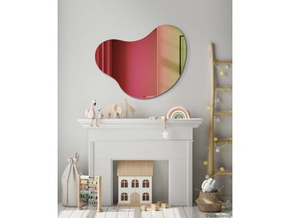 Teczowe lustro Plama no.5 Rainbow o nieregularnym ksztalcie, wiszace nad imitacja kominka tworzac oryginalna dekoracje dzieciecego pokoju.