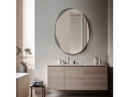 Světlá koupelna s nepravidelným grafitovým zrcadlem Osmo, skládající se ze dvou k sobě slepených plátů.