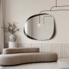 Lustro nieregularne Isle Wide w nowoczesnym bezowym salonie, GieraDesign