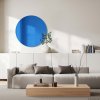 Lustro okragle niebieskie w nowoczesnym jasnym salonie nad komoda. GieraDesign