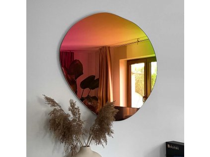 Lustro teczowe dekoracyjne Lapis Rainbow w salonie nad komoda. GieraDesign