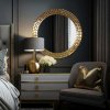 Okragle lustro w zlotej dekoracyjne ramie Aurora Gold, nad komoda w sypialni. GieraDesign