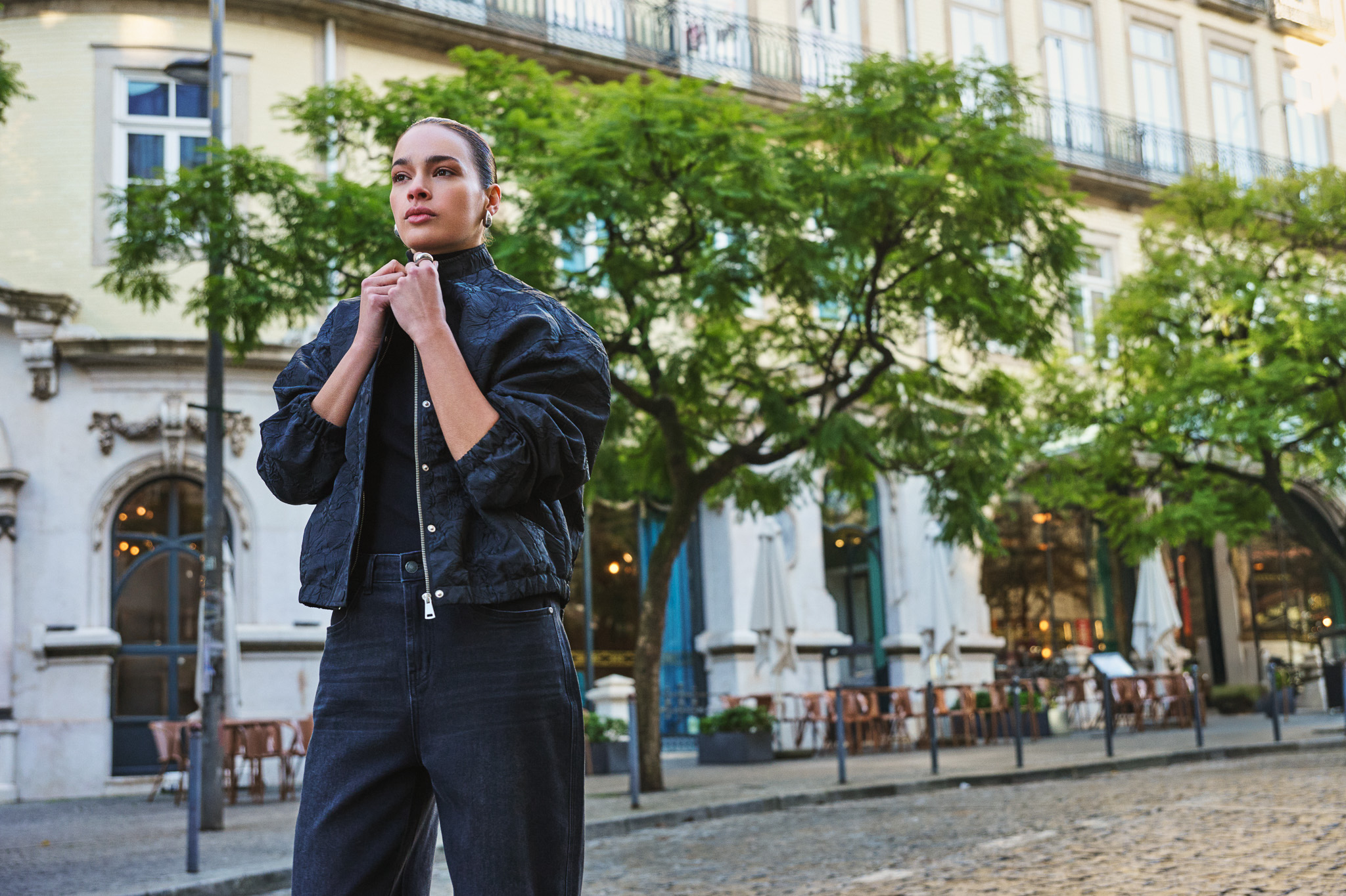Moderní černý městský outfit