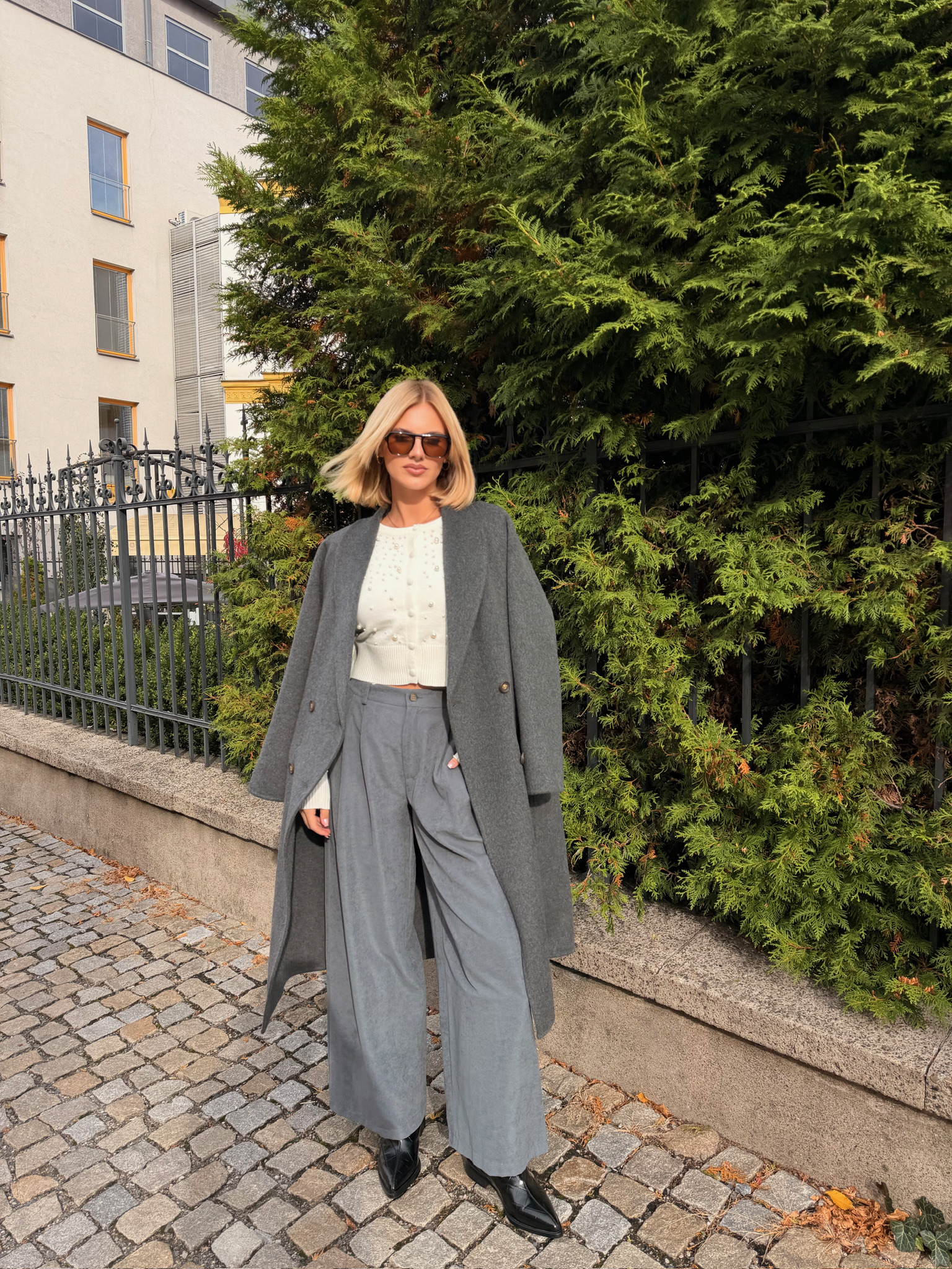 Moderní černý městský outfit