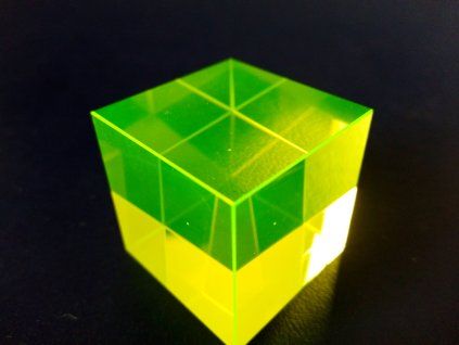 Yellow uranium cube 27mm.