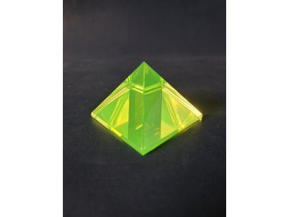 Yellow uranium pyramid 42x42x30mm.