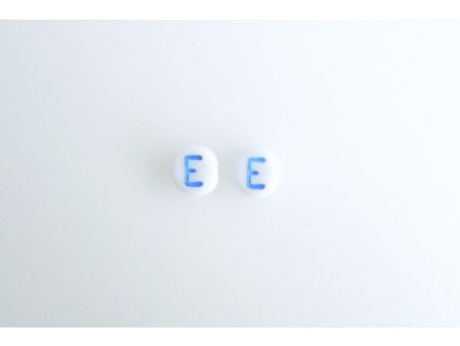 Korálky s modrým  písmenkem "E" 11149220 6 mm 03000/46433