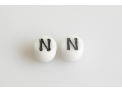 Korálky s černým písmenkem "N" 11149220 6 mm 03000/46449