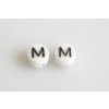 Korálky s černým písmenkem "M" 11149220 6 mm 03000/46449