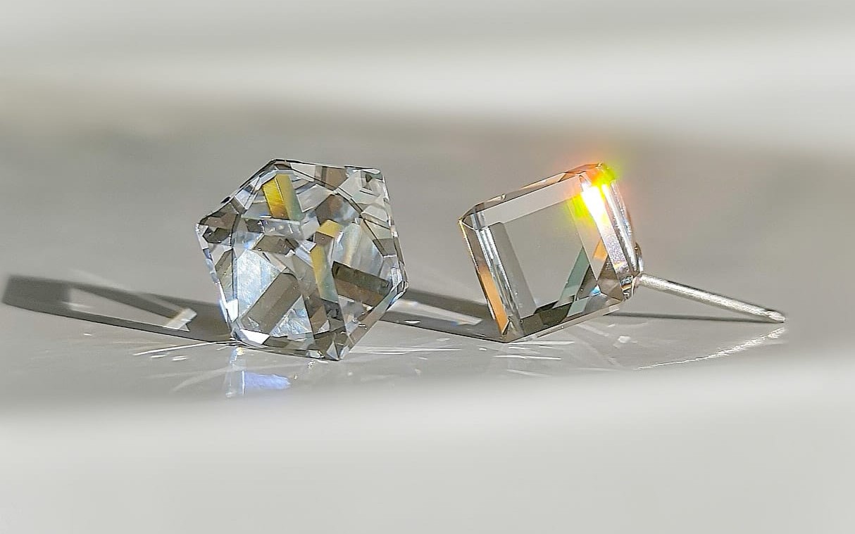 Náušnice s krystalovou kostkou, Swarovski Elements Barva: siam (červená)