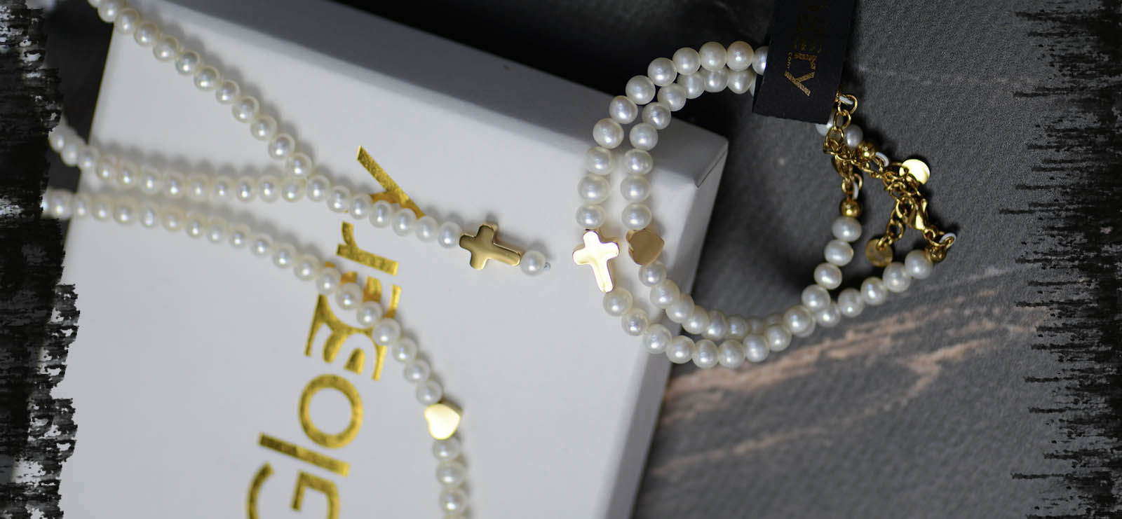Luxusné perlové náramky a náhrdelníky Glosery s pozlátenými prvkami v tvare srdca a krížika. Ručne vyrábané z pravých riečnych perál, doplnené o elegantné oceľové detaily a darčekové balenie. Nadčasová kombinácia bielej a zlatej farby, ktorá podčiarkne že