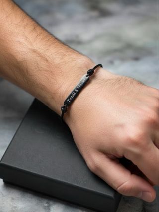 Jednoduchý. Osobný. Nadčasový. 🖤 Šnúrkový náramok s gravírovaním, ktorý má význam. #glosery #naramky