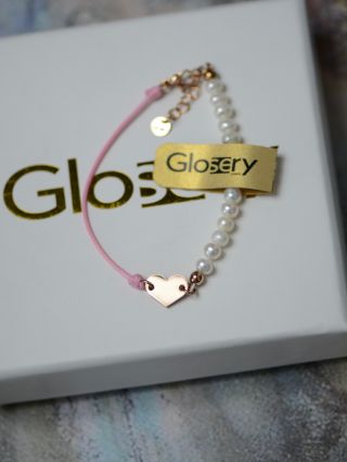Valentín • 14.2. 💕 Perly, ružová šnúrka a srdiečko ako symbol lásky. #glosery #naramky